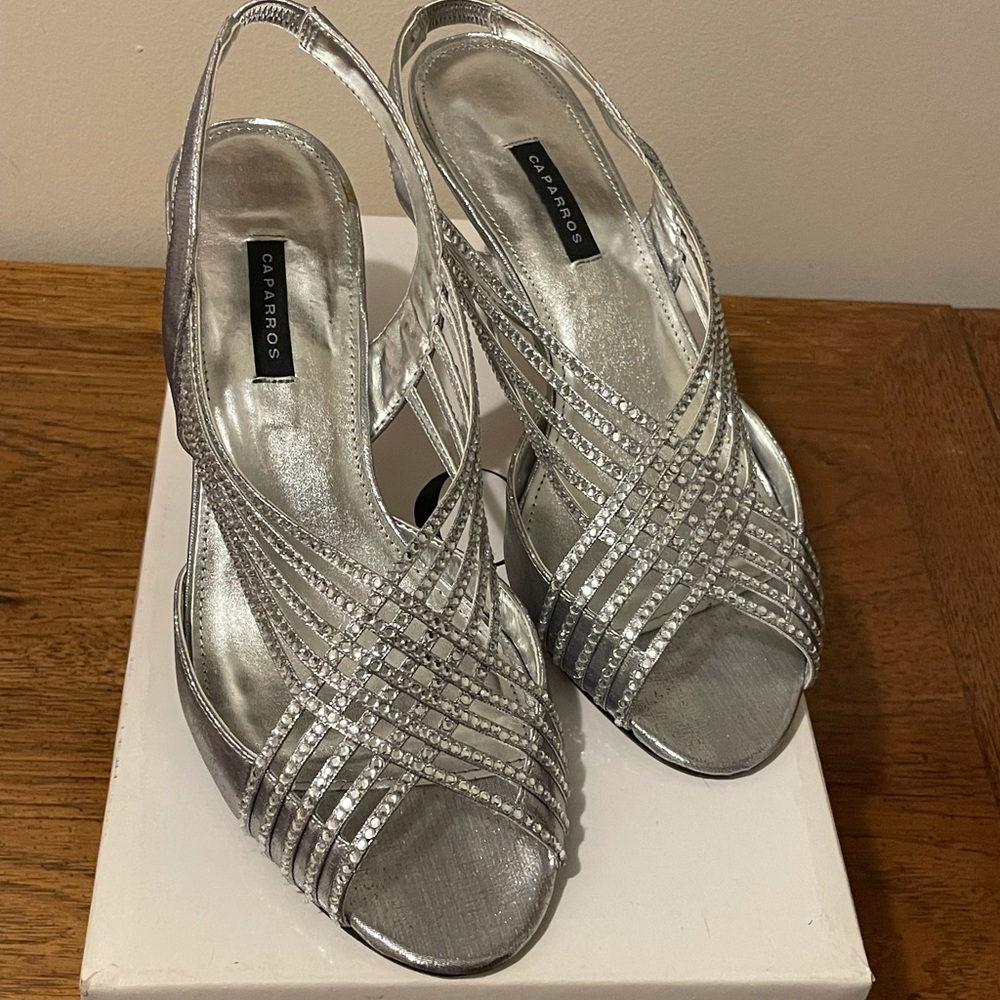 CAPPARROS Silver Metallic Open Toe TWILIGHT Pump 8 1/2. BRAND NEW. NEVER WORN.